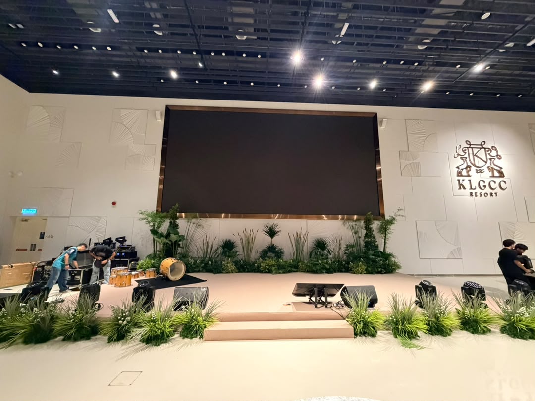 Stage 1ftH x 16ft x 32ft