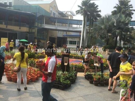 The Body Shop , Earth Day @the Curve event photo 4, 2016