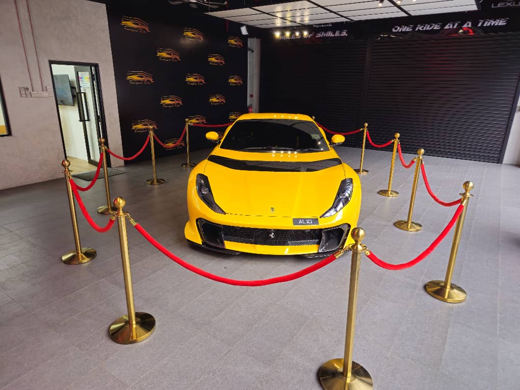 Gold Queue Stand with Rope